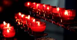 Rote Kerzen brennen in der Kirche